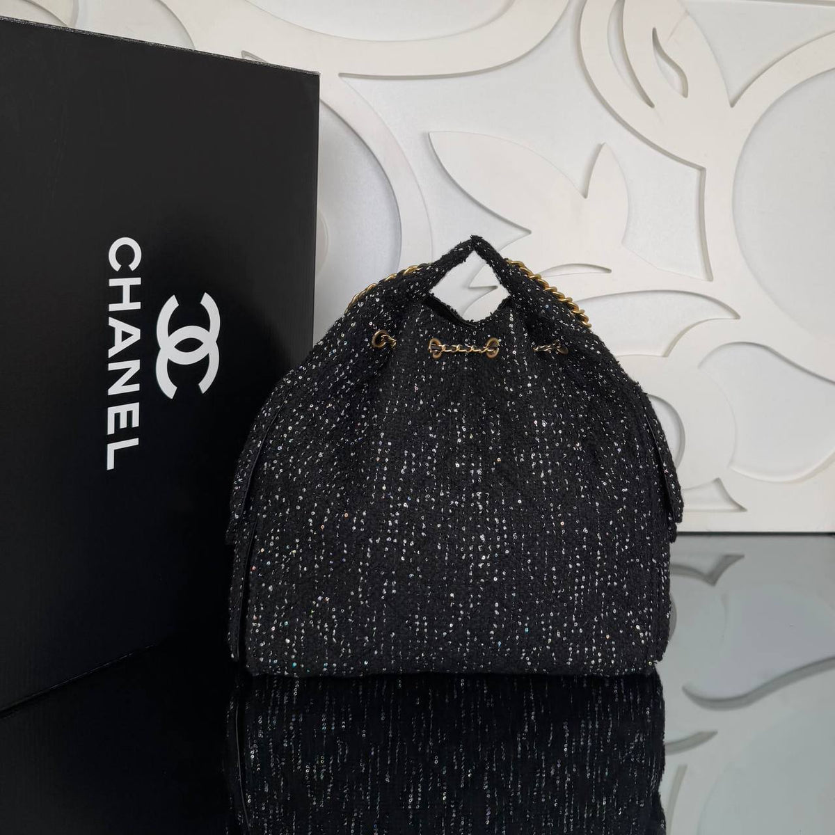 25 Medium Canvas Handbag | Black | back view