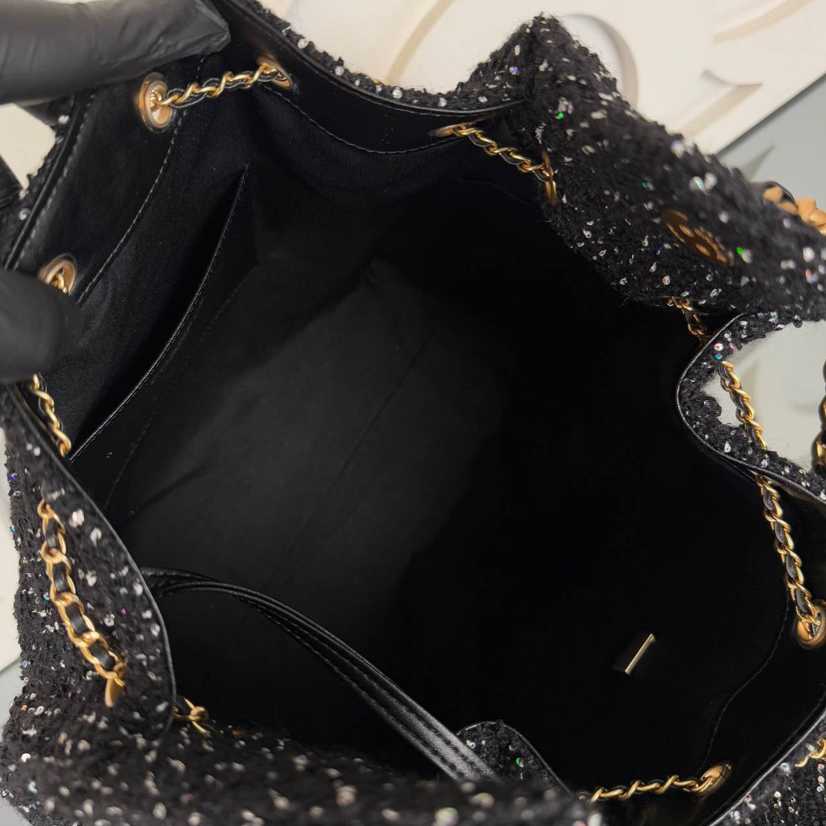 25 Medium Canvas Handbag | Black | bag interior