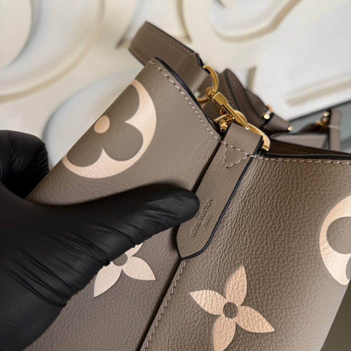 Bicolor Bucket Bag MM leather detail