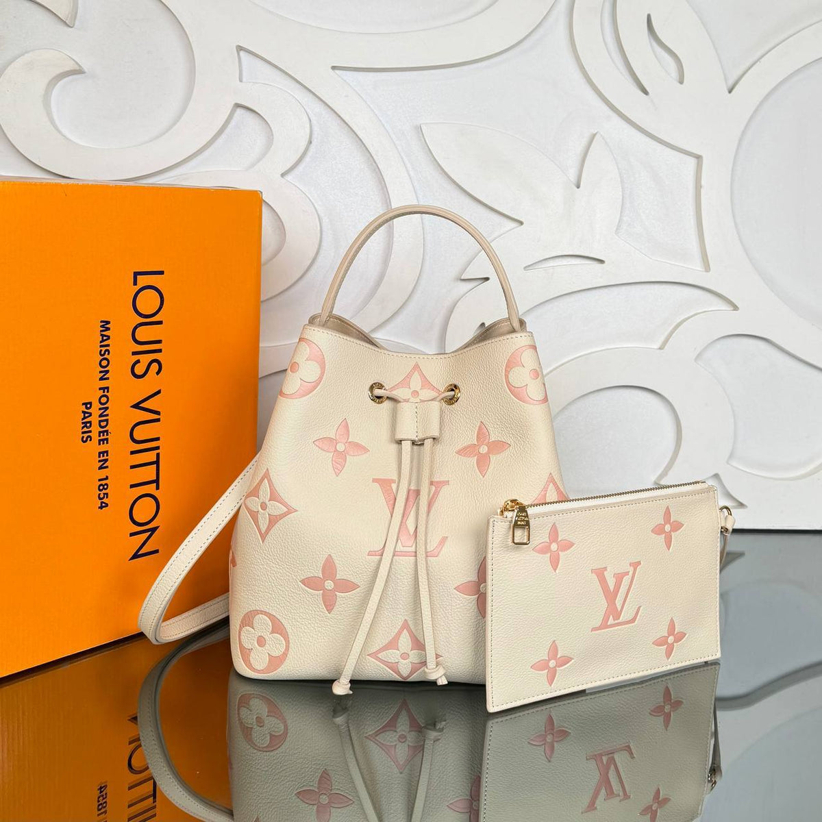 Cream and Pink Bicolor Bucket Bag MM with pouch