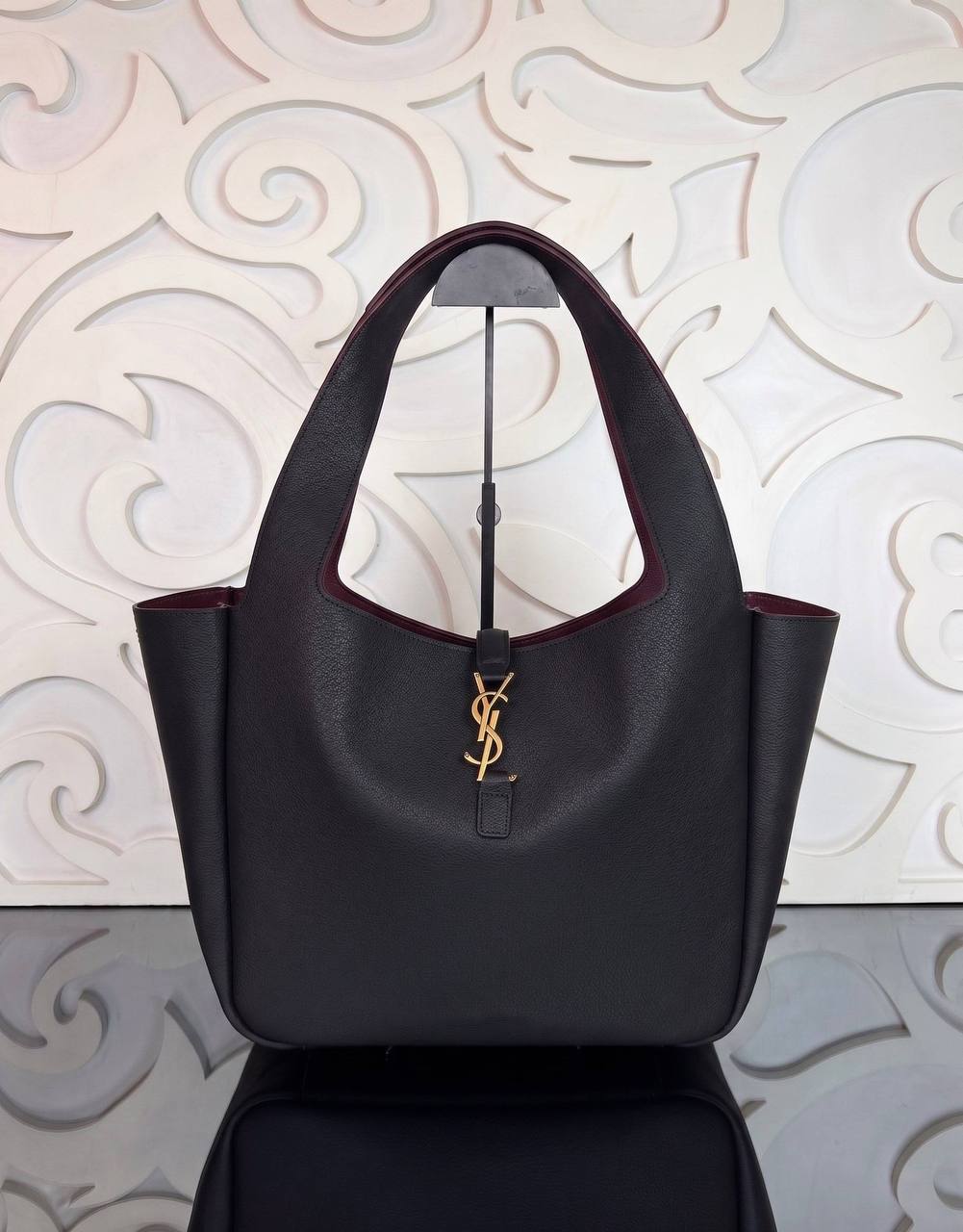 Le 5 À 7 Bea Bag | Black | front view