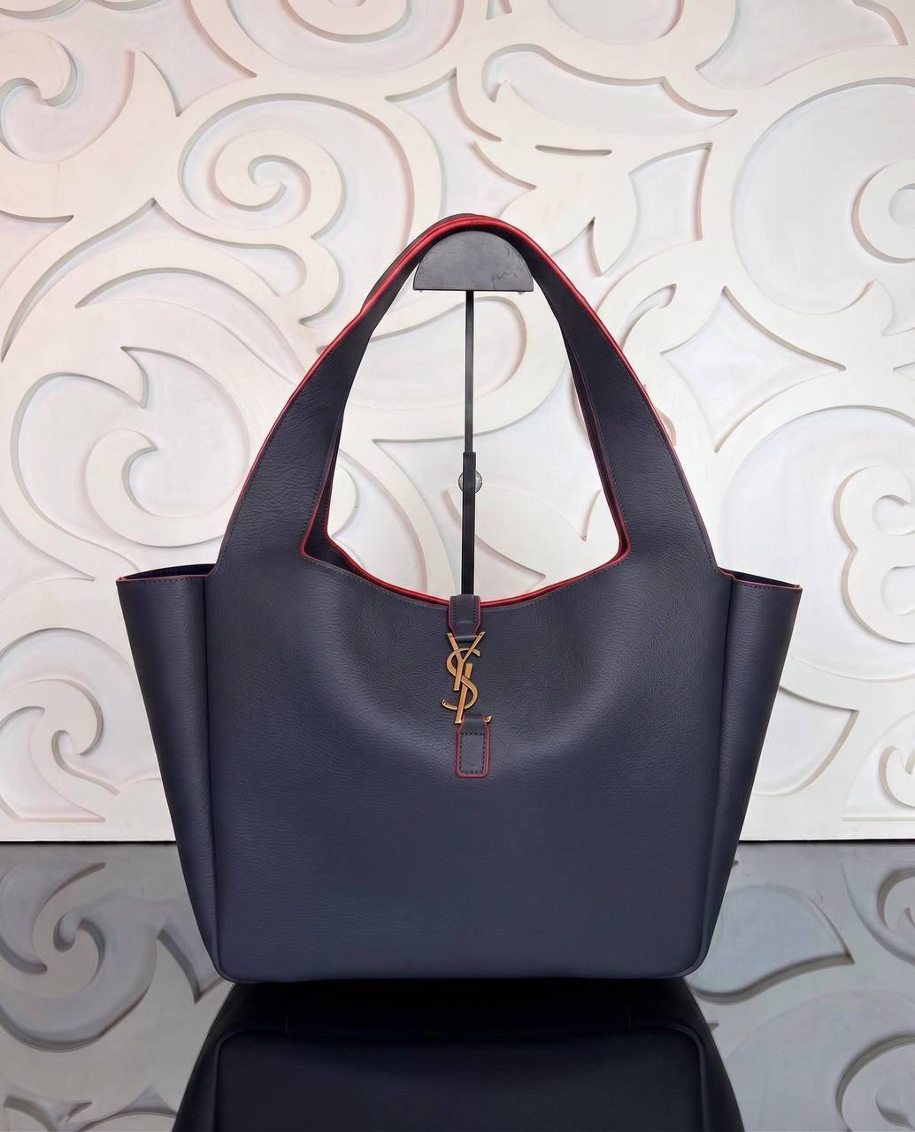 Le 5 À 7 Bea Bag | Navy | front view