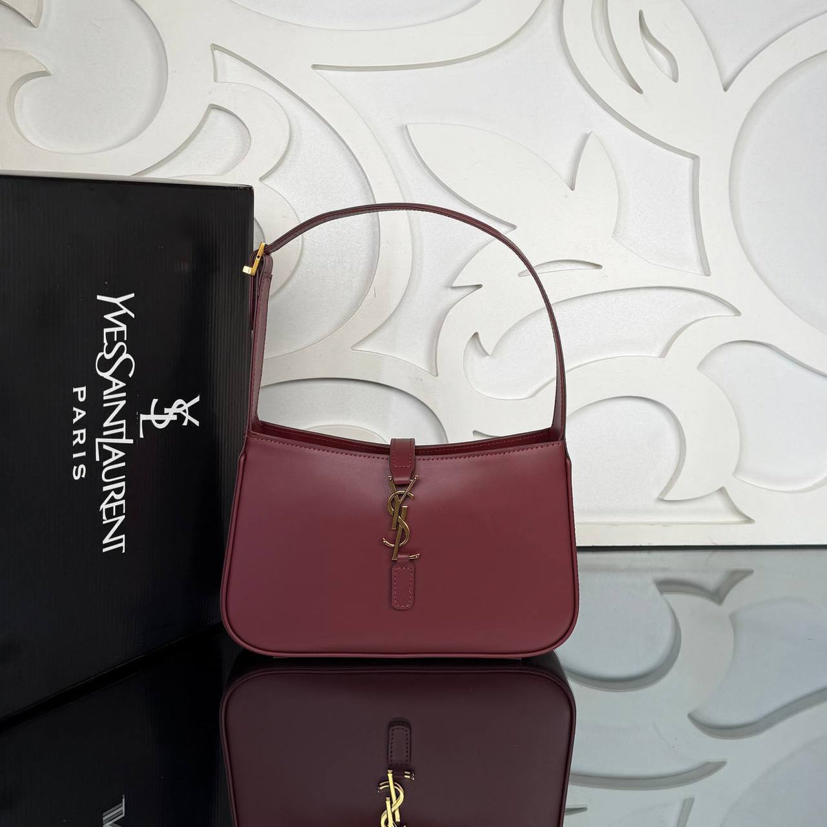 Le 5 A 7 Hobo in Smooth Leather | Burgundy | front view