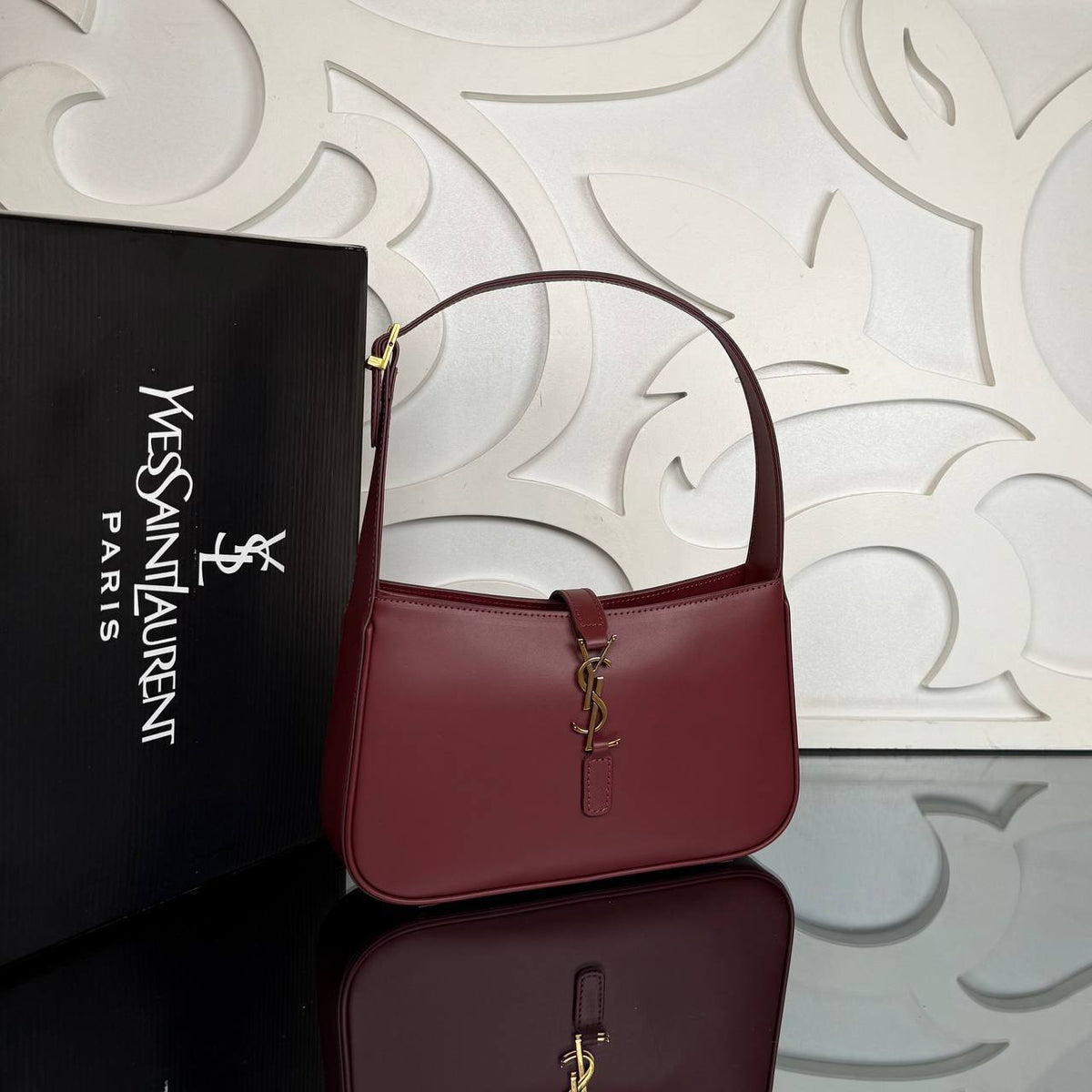 Le 5 A 7 Hobo in Smooth Leather | Burgundy | angled view