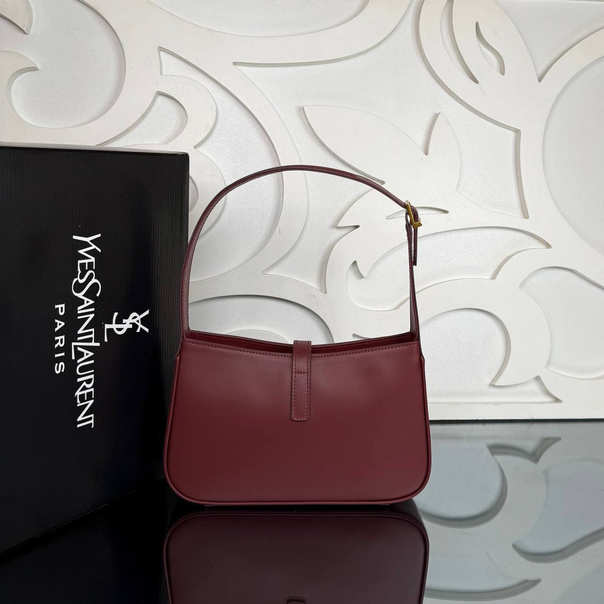 Le 5 A 7 Hobo in Smooth Leather | Burgundy | back view