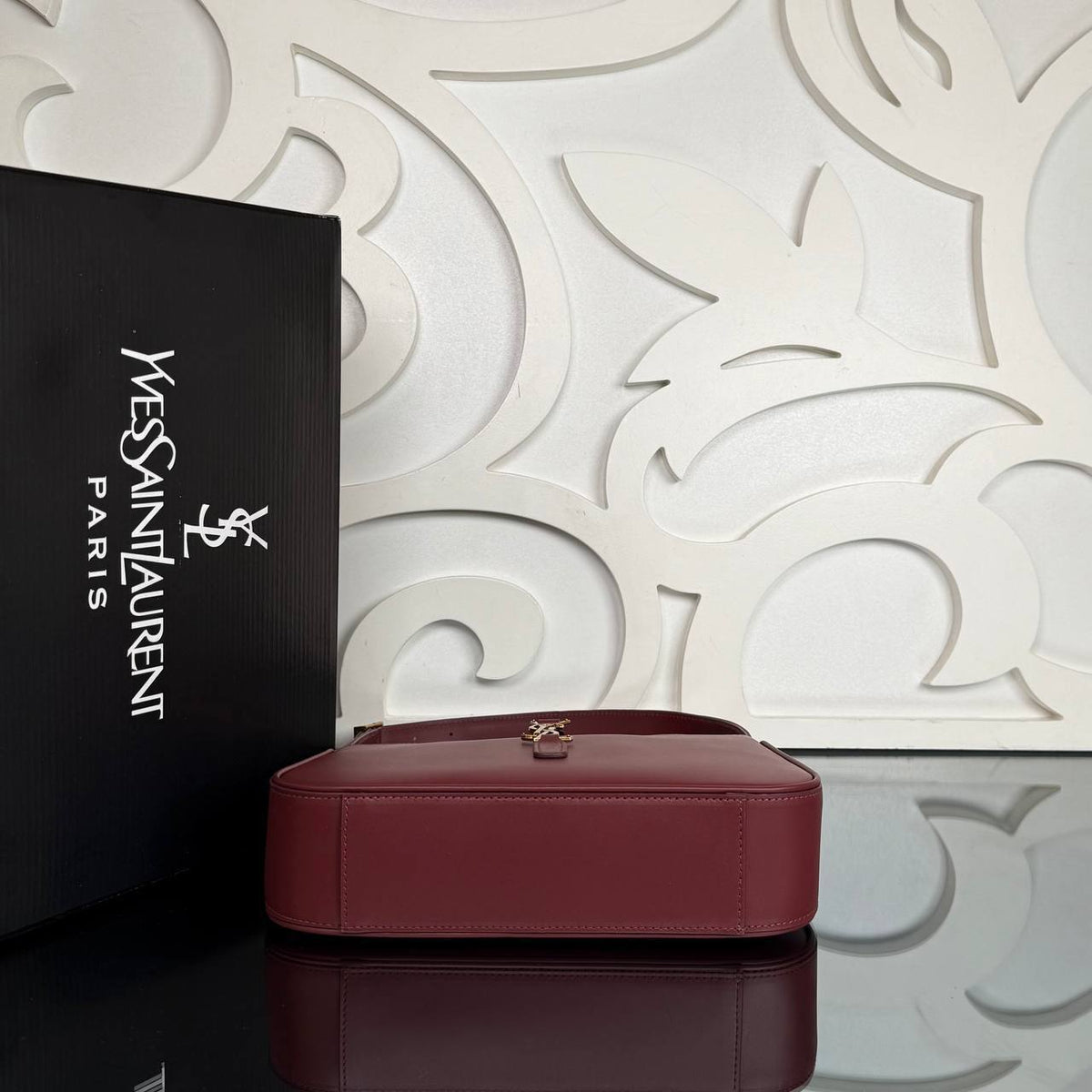 Le 5 A 7 Hobo in Smooth Leather | Burgundy | bottom view