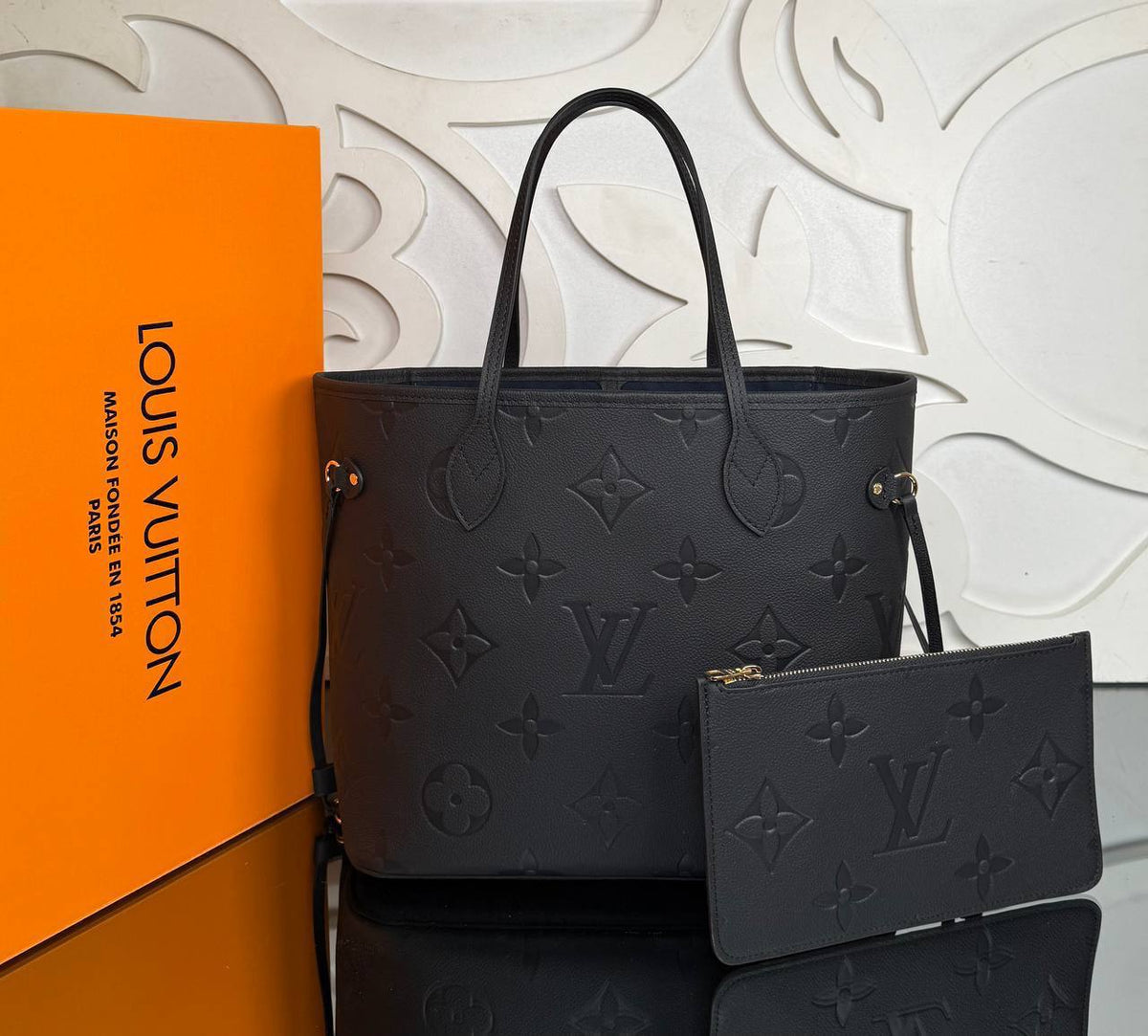 Neverfull MM | Black | front view with pouch
