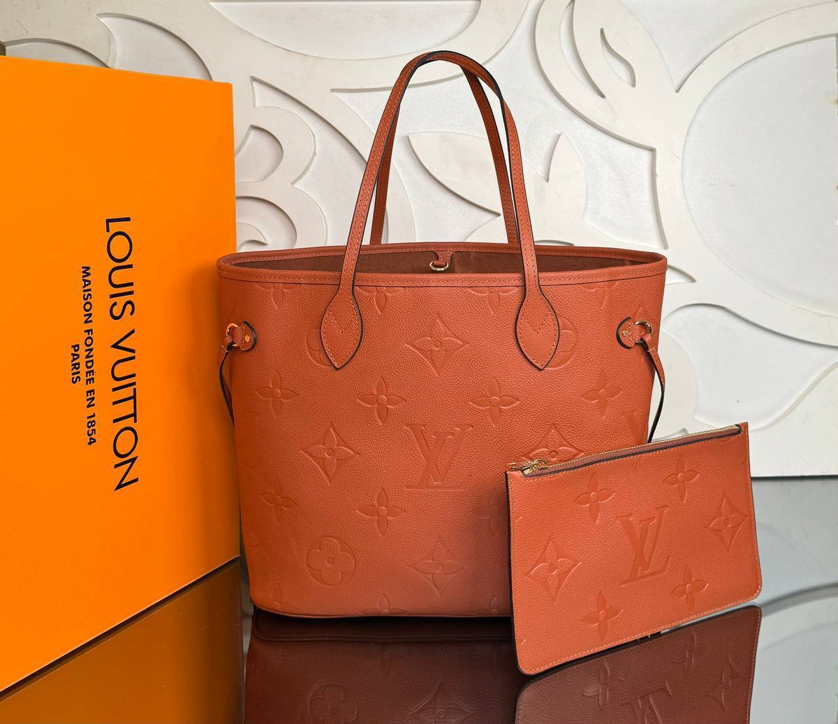 Neverfull MM | Orange | front view with pouch