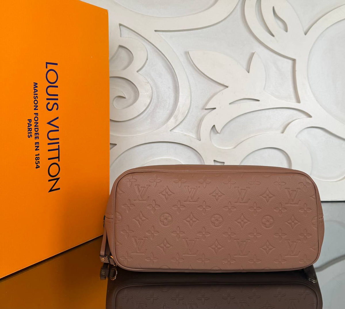 Neverfull MM | Tan | bottom view