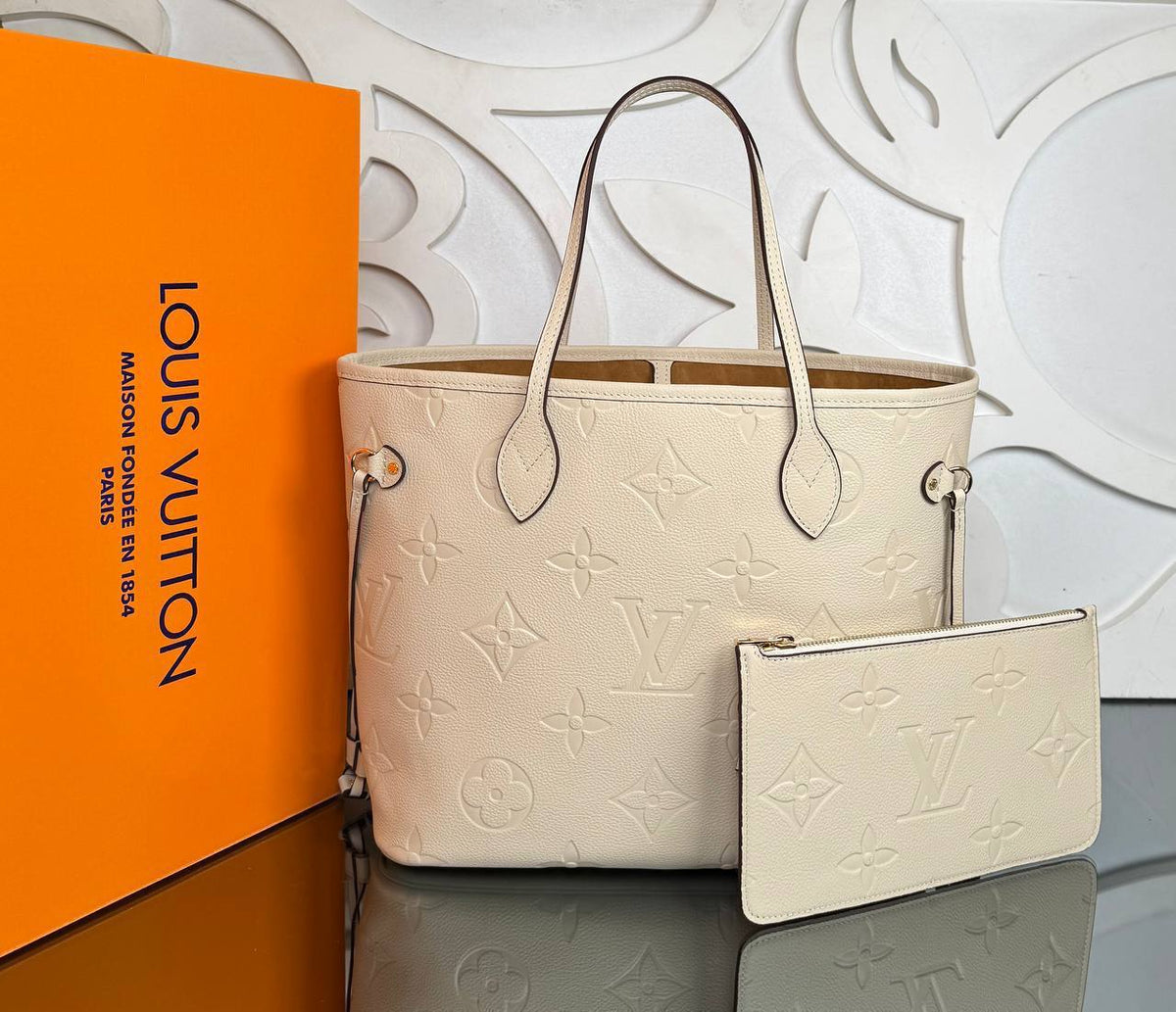 Neverfull MM | Ivory | front view with pouch