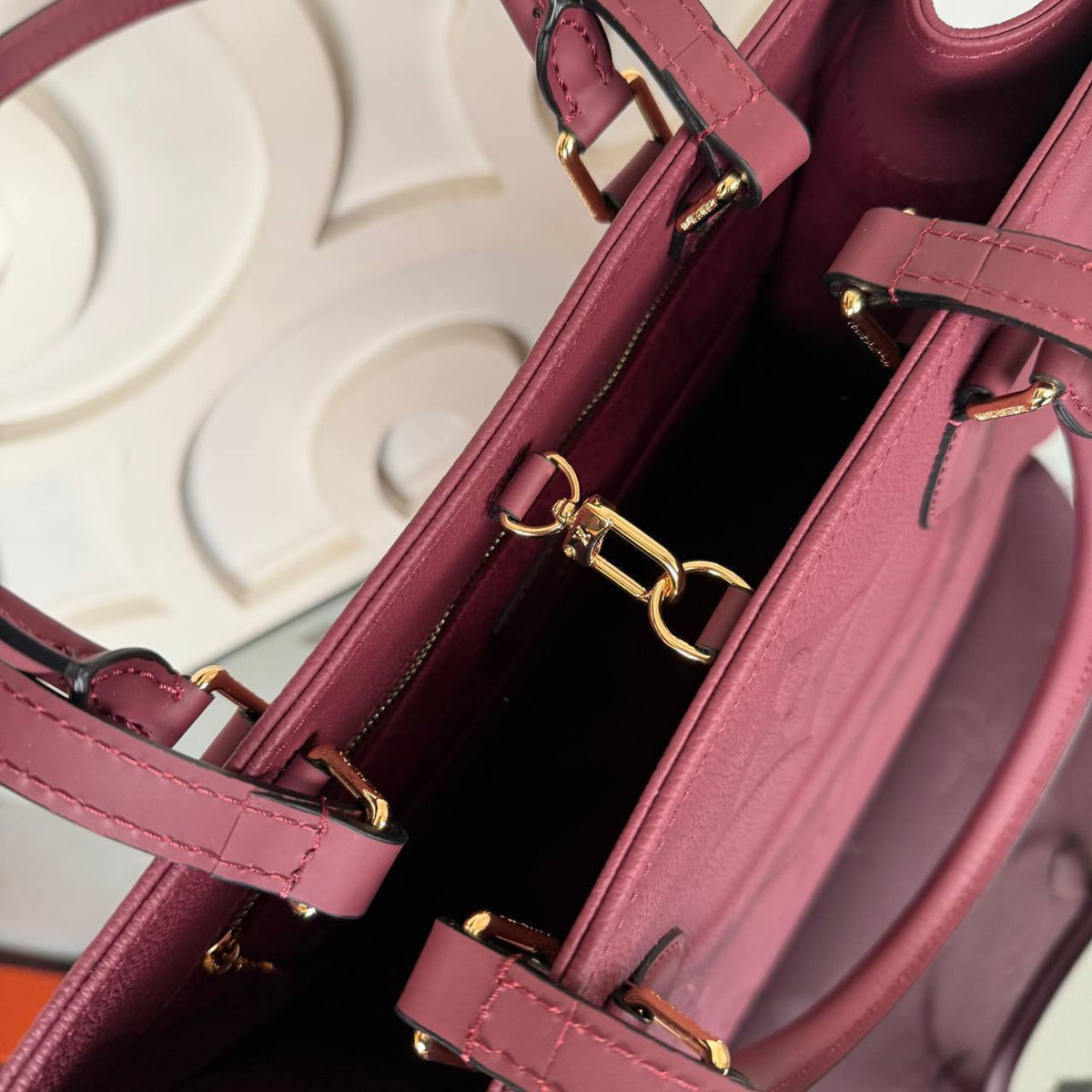 OnTheGo GM Burgundy hardware detail