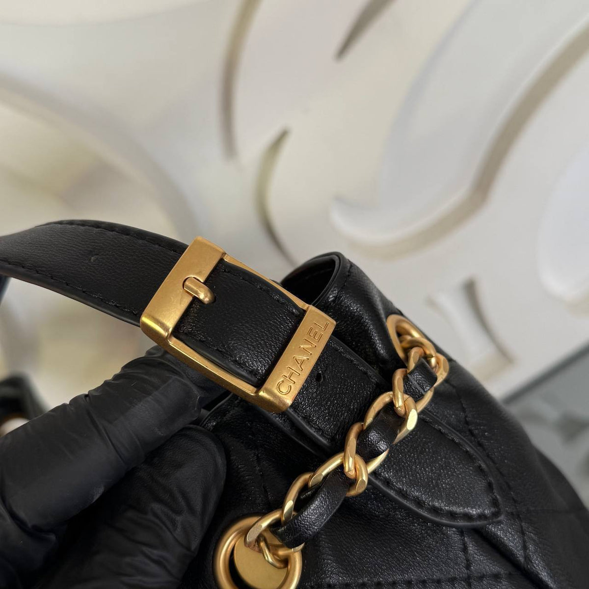 Vertical Shopping Bag | Black | hardware detail